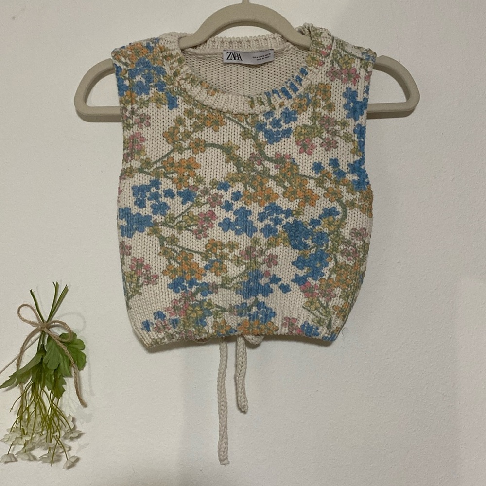 Zara Knit Open-back Floral Vest 🌸